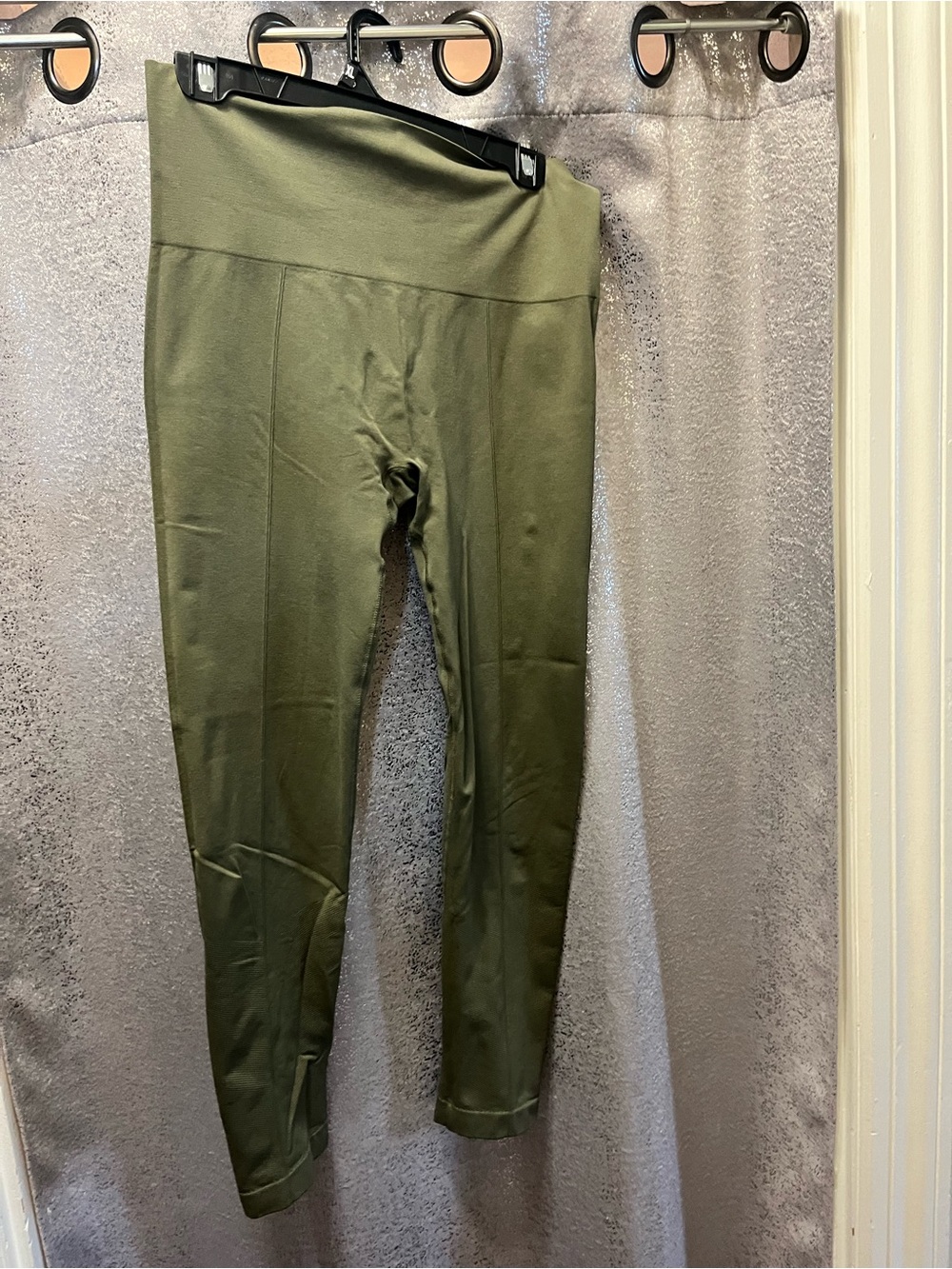 Lulu lemon woman’s Large Olive Green Stretch Leggings